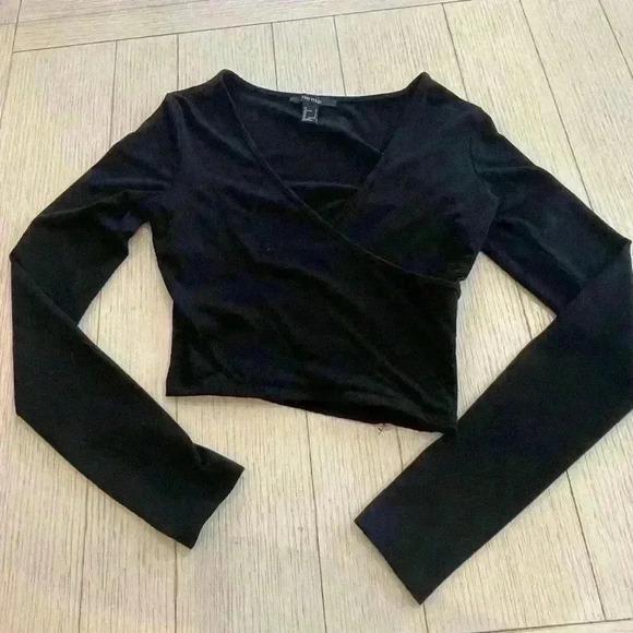 Black forever 21 wrap long sleeve top size small - Picture 2 of 3